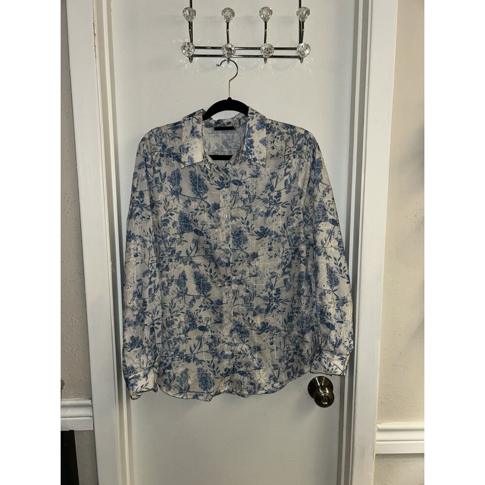 Vici Blue & White Floral Print Button Down Cottage Chic Blouse Size Medium - Picture 2 of 7